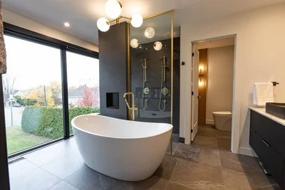 Salle de bain avec carrelage